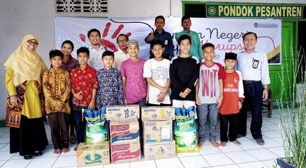 Foto Bersama Pegawai KPP Bengkulu dan Anak Panti Asuhan