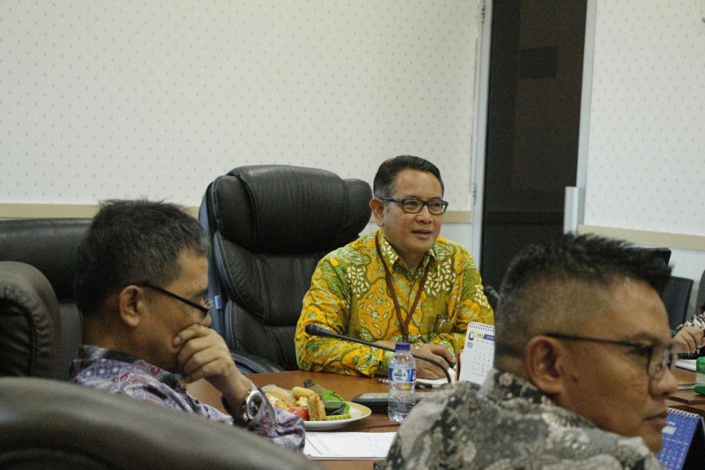 Kepala KPP Madya Bandung Andi Setiawan memimpin rapat pembinaan IIB di Ruang Rapat Kepala Kantor, Selasa (18/12).