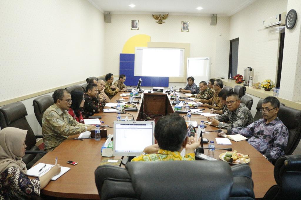 Kantor Pelayanan Pajak (KPP) Madya Bandung menggelar rapat pembinaan rutin bulan Desember 2018 yang dihadiri oleh Kepala Subbag Umum dan Kepatuhan Internal, para kepala seksi, dan para supervisor KPP Madya Bandung di Ruang Rapat Kepala Kantor, Selasa (18/12).