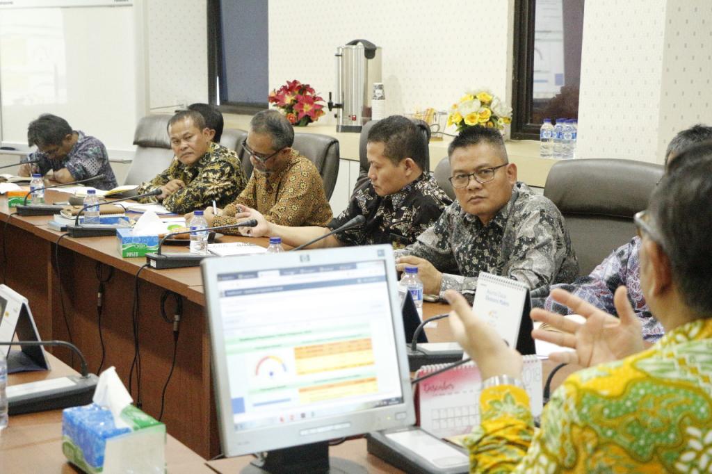 Kepala KPP Madya Bandung Andi Setiawan tengah memberikan paparan dalam rapat pembinaan IIB di Ruang Rapat, Selasa (18/12).