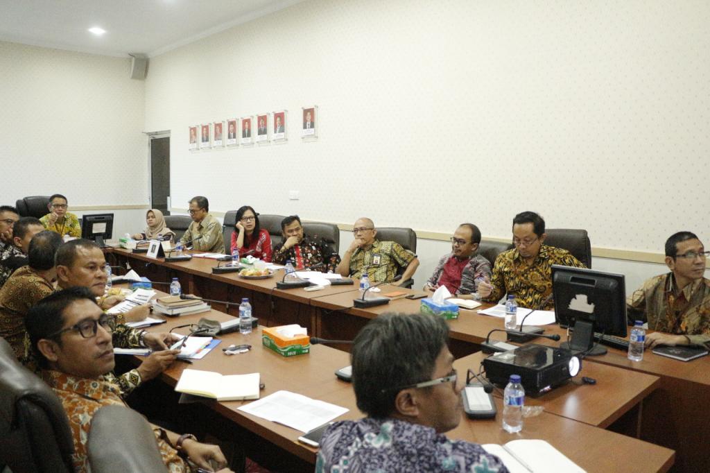 Kantor Pelayanan Pajak (KPP) Madya Bandung menggelar rapat pembinaan rutin bulan Desember 2018 yang dihadiri oleh Kepala Subbag Umum dan Kepatuhan Internal, para kepala seksi, dan para supervisor KPP Madya Bandung di Ruang Rapat Kepala Kantor, Selasa (18/12).