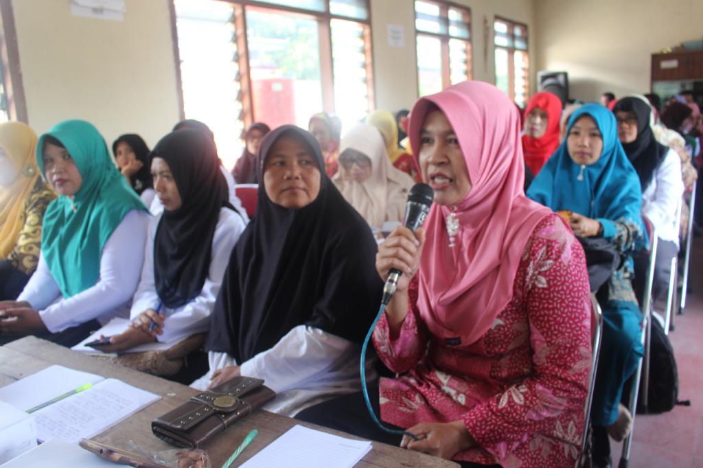 Salah satu peserta bertanya mengenai materi perpajakan Bendahara