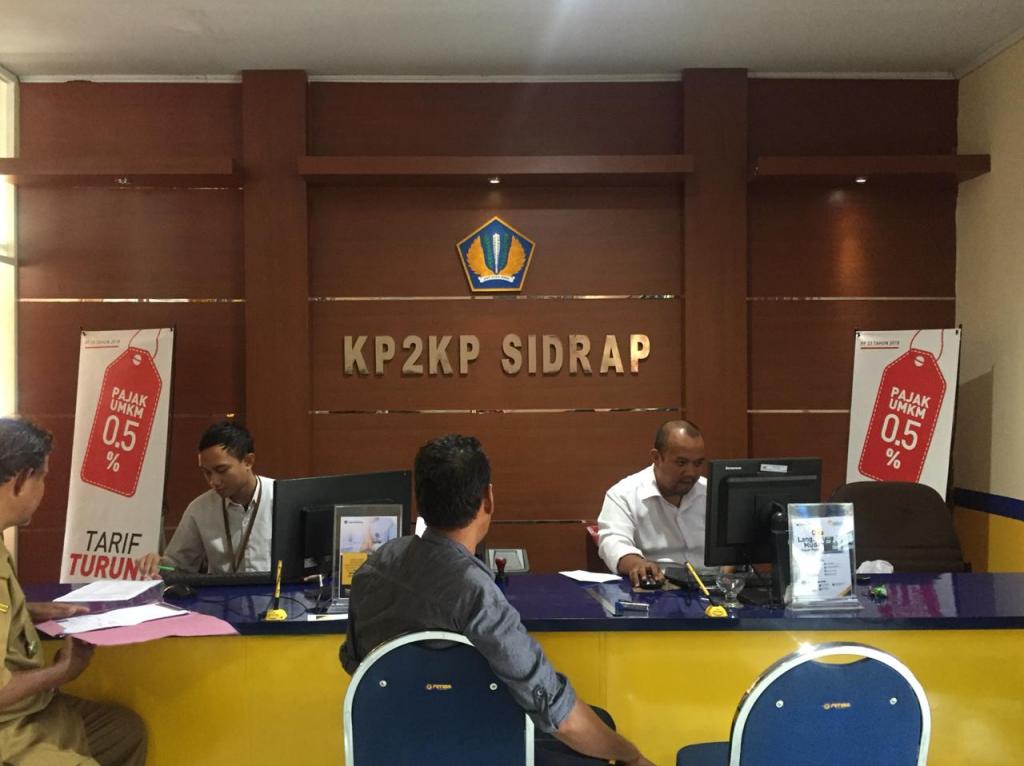 Pegawai KP2KP Sidrap sedang melayani Wajib Pajak