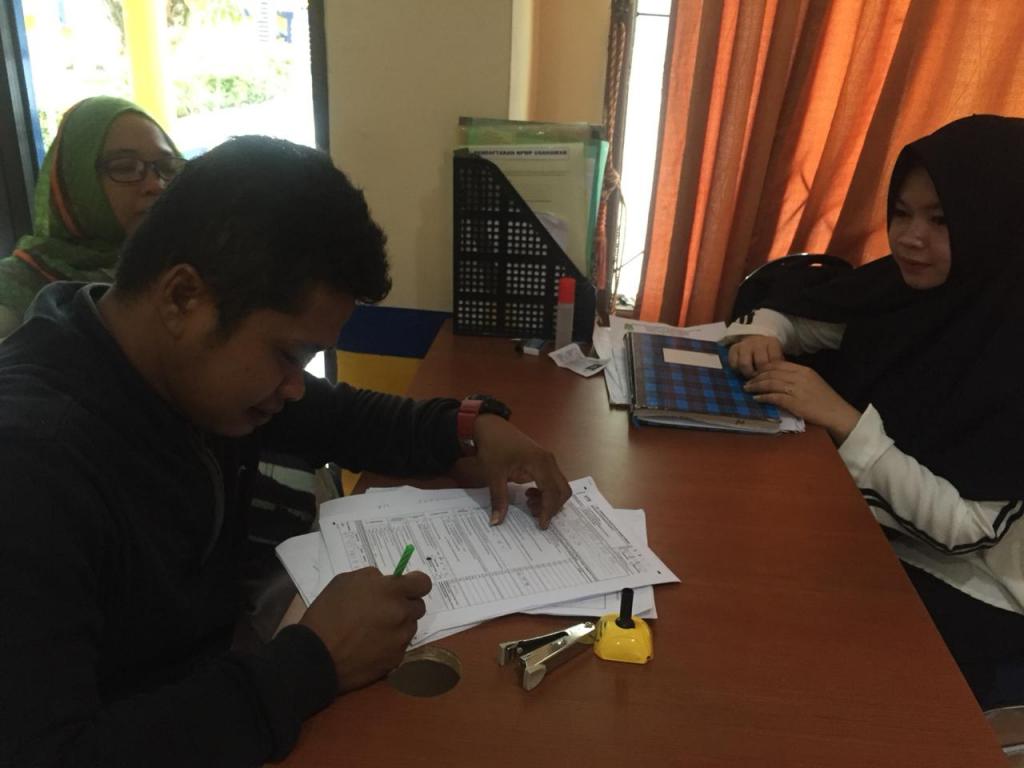 Pegawai KP2KP Sidrap sedang membantu Wajib Pajak mengisi SPT