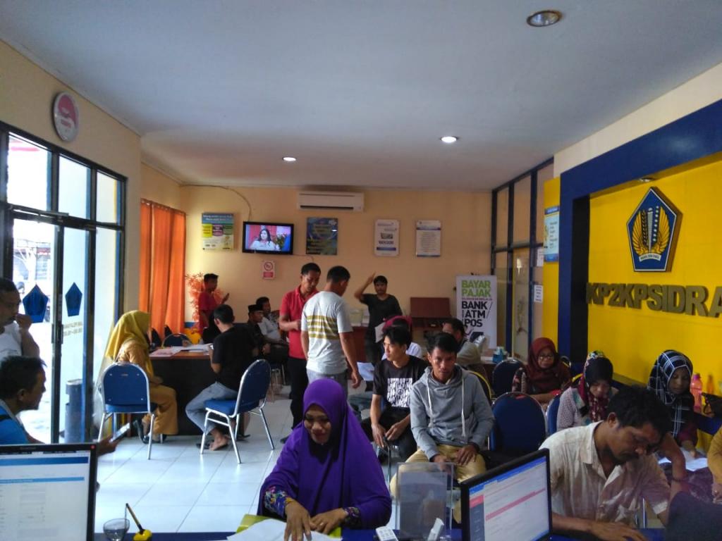 Suasana kepadatan antrian Wajib Pajak yang ingin memenuhi hak dan kewajiban perpajakannya di KP2KP Sidrap.