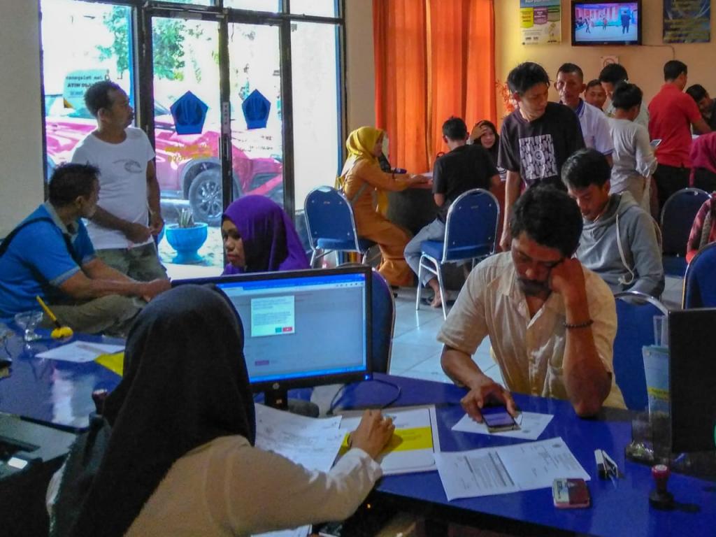 Pegawai dengan sigap memberikan bantuan kepada Wajib Pajak yang mengalami kesulitan dalam melaporkan SPT Tahunannya.