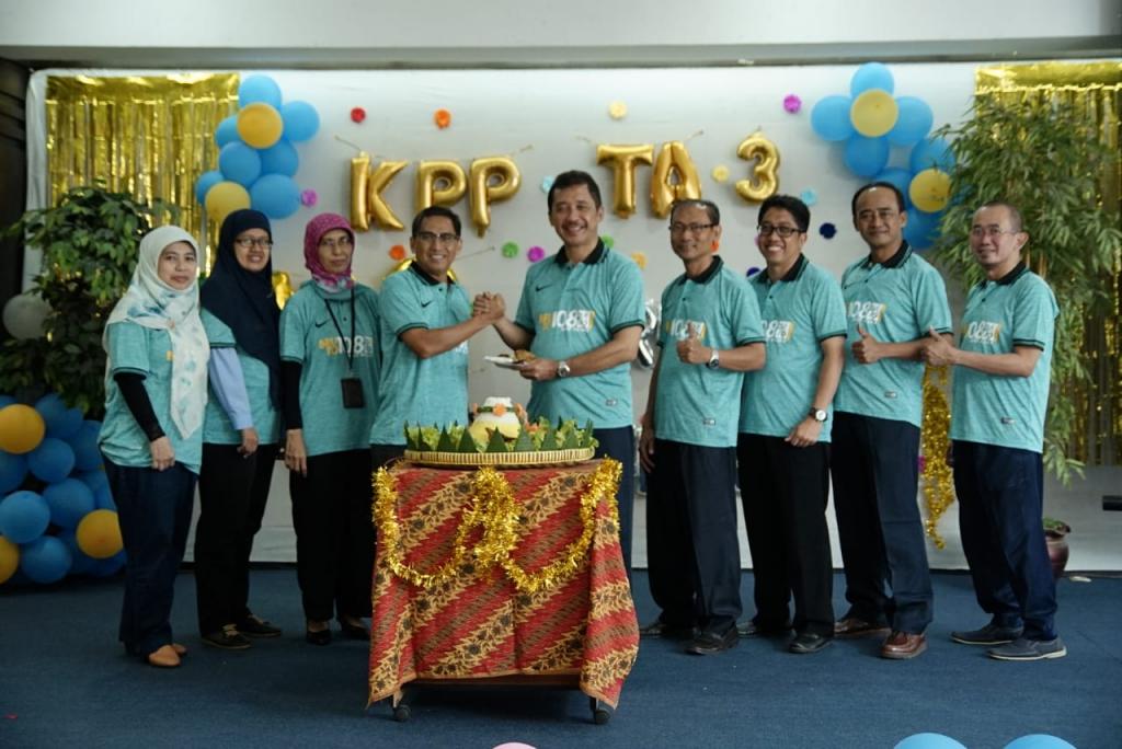 Foto bersama Plt. Kakanwil DJP Jakarta Pusat bersama Kepala Kantor dan para Kepala Seksi dan Supervisor