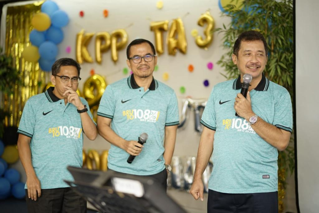 Plt. Kepala Kanwil DJP Jakarta Pusat bersama Kepala KPP Pratama Jakarta Tanah Abang Tiga