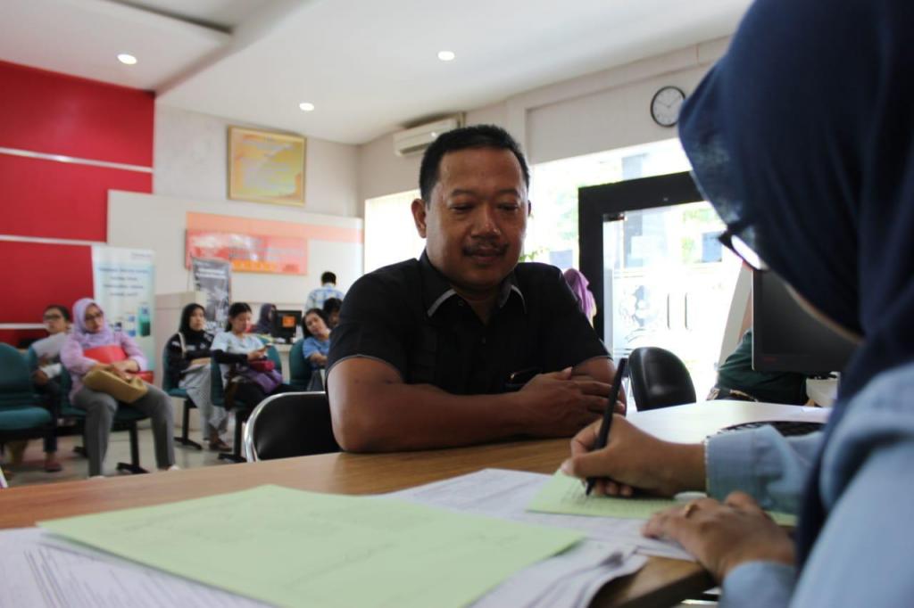 Petugas Mendampingi Gunawan dalam Pembuatan SPT