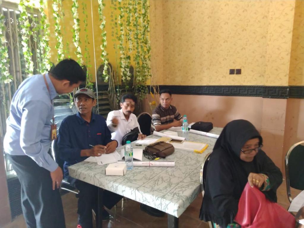 Tampak salah satu Pelaksana KP2KP Sumenep sedang membantu peserta dalam mengisi SPT nya.