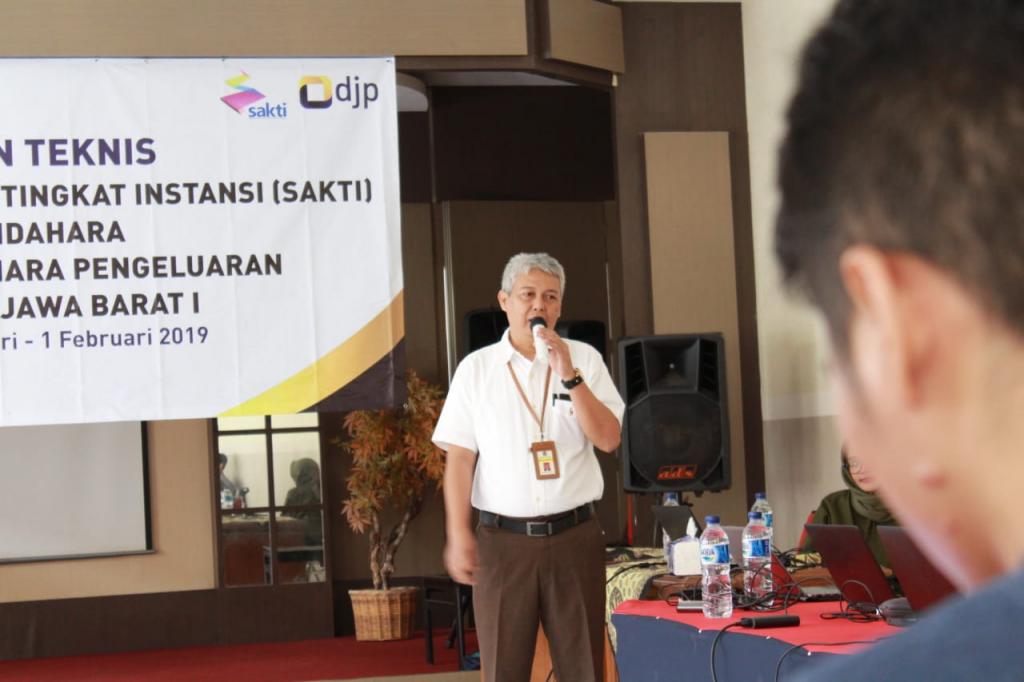 Iwan Herniawan selaku Plh Kepala Kantor membuka acara Bimtek aplikasi SAKTI