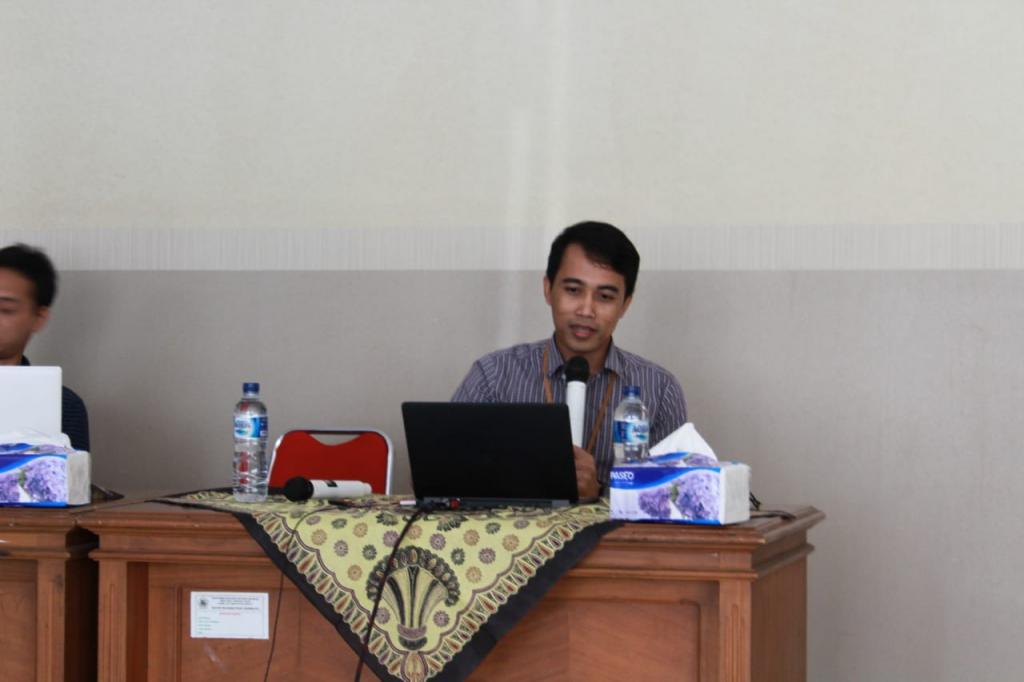 Narasumber sedang memberikan materi kepada peserta kegiatan