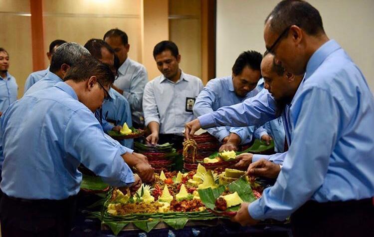Pemotongan tumpeng oleh para pejabat eselon.