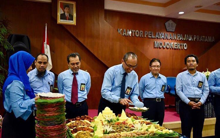 Kepala KPP Pratama Mojokerto melakukan pemotongan tumpeng pertama.