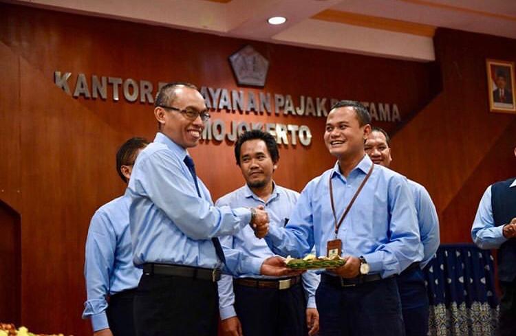 Pemberian penghargaan kepada pegawai terbaik 2018