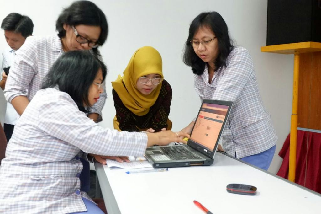 Dyaning Anggit Mayangsari memberikan bimbingan pengisian SPT secara efiling