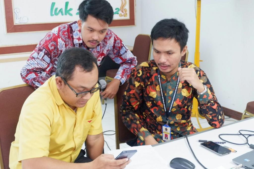 Salah satu pegawai PT. Wings Surya, Bapak Deny Wicaksono melakukan pengisian SPT secara efiling