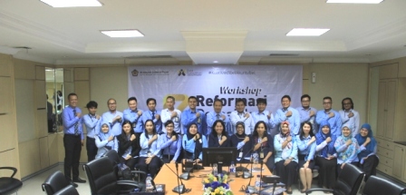 Para Duta Komunikasi Reformasi Perpajakan dan seluruh peserta workshop menyerukan tagline Reformasi Perpajakan.