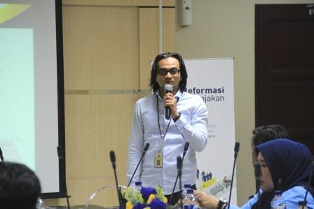 Penelaah Keberatan Kanwil DJP Sumut I, Ahmad Azhari, memaparkan kegiatan Kelompok Kerja III Reformasi Perpajakan.