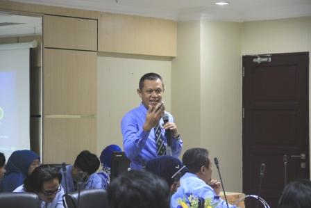 Kepala Seksi Waskon I KPP Pratama Medan Belawan, Jenner S.P. Sihombing, menjelaskan kegiatan Kelompok Kerja II.