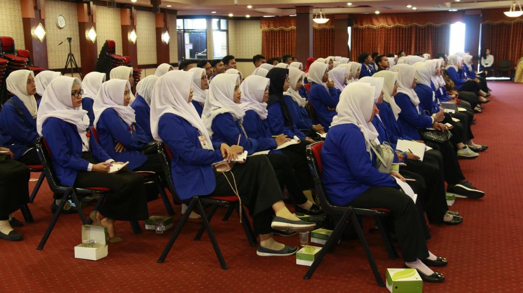 Para mahasiswa Politeknik Harapan Bersama Tegal seksama mendengarkan materi