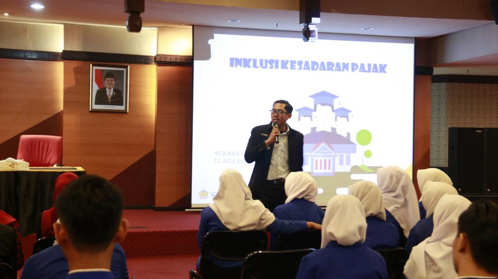 Antoni Eka Bali Tim Penyuluh Kanwil DJP Jatim I memberikan Materi tentang manfaat pajak bagi pembangunan Negara