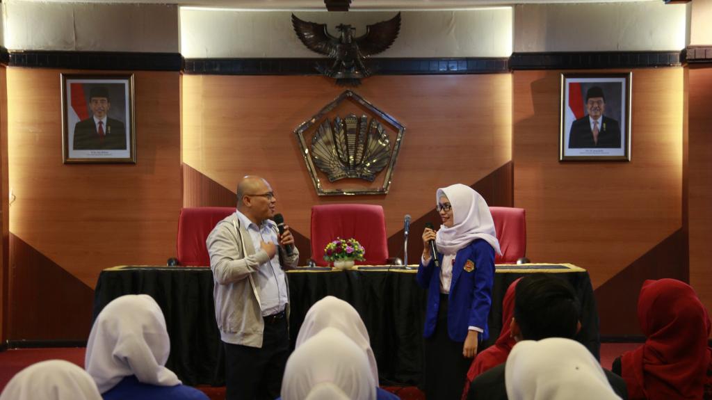 Erya Tri Satmoko Tim Penyuluh Kanwil DJP Jatim I sedang memberikan materi penguatan kesadaran pajak