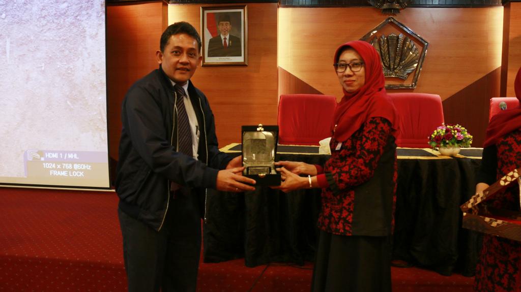 Tukar cenderamata Kabid P2 Humas dengan Kepala Prodi Akuntansi