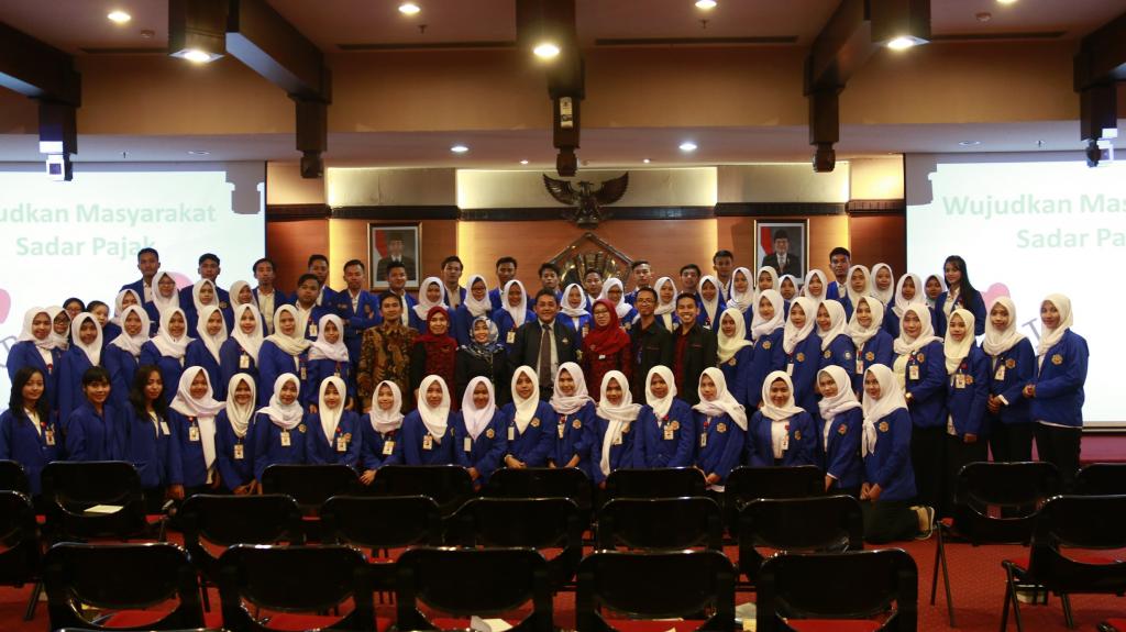 Foto bersama dengan Tim Penyuluh Kanwil DJP Jatim I