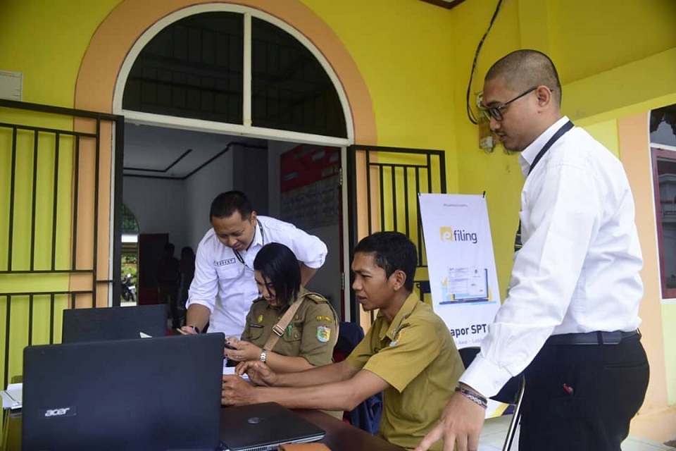 Petugas membantu wajib pajak dalam melaporkan SPT Tahunannya melalui e-filing