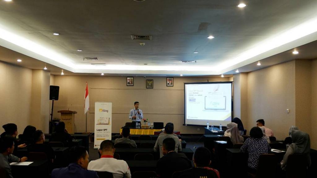 Pegawai KPP Pratama Gorontalo menjawab pertanyaan peserta