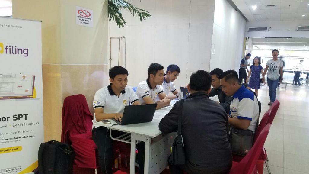 Petugas Pojok Pajak melayani Wajib Pajak
