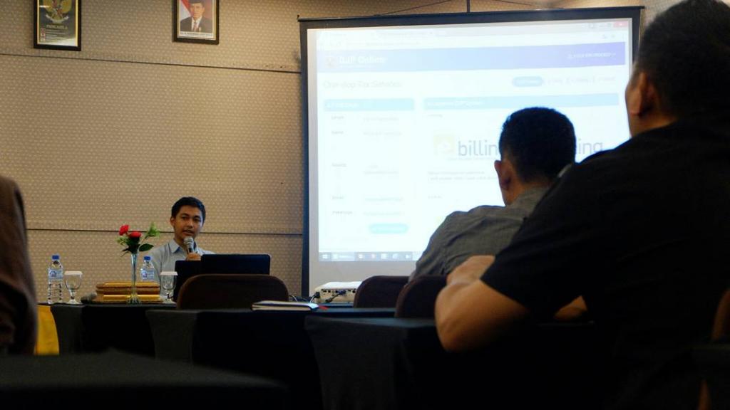 Pegawai KPP Pratama Gorontalo menyampaikan materi