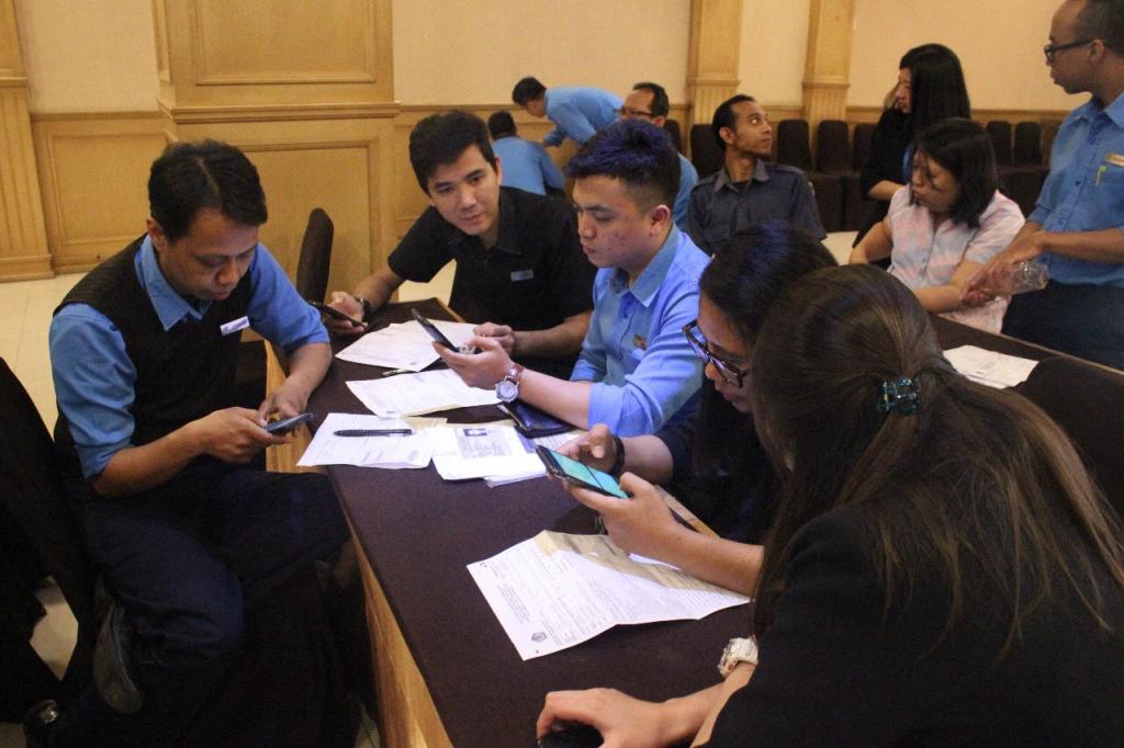 Karyawan Galeri Ciumbuleuit Bandung tengah mengisi SPT Tahunan mereka