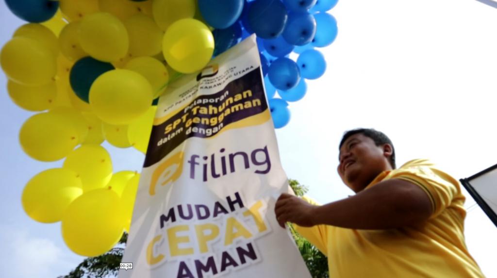 Pelepasan balon campaign lapor pajak dengan efiling oleh Agus Budisantoso selaku Kepala Kantor KPP Karawang Utara