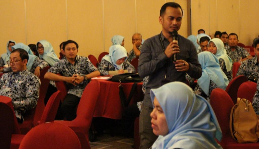 Pemateri menyampaikan materi sosialisasi perpajakan