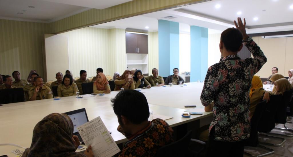 Tim penyuluh memberikan materi penyuluhan