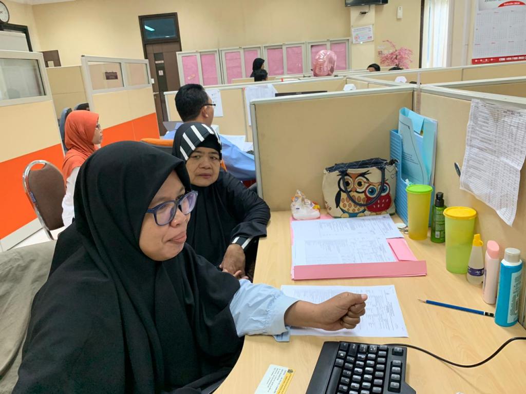 Petugas KPP Pratama Bangkalan dengan ramah melayani pelaporan SPT Tahunan secara e-filing.