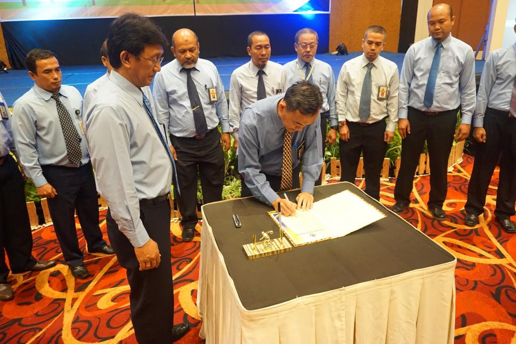 Penandatanganan Naskah Deklarasi WBK dan WBBM disaksikan Kepala Kanwil DJP Jateng II Rida Handanu