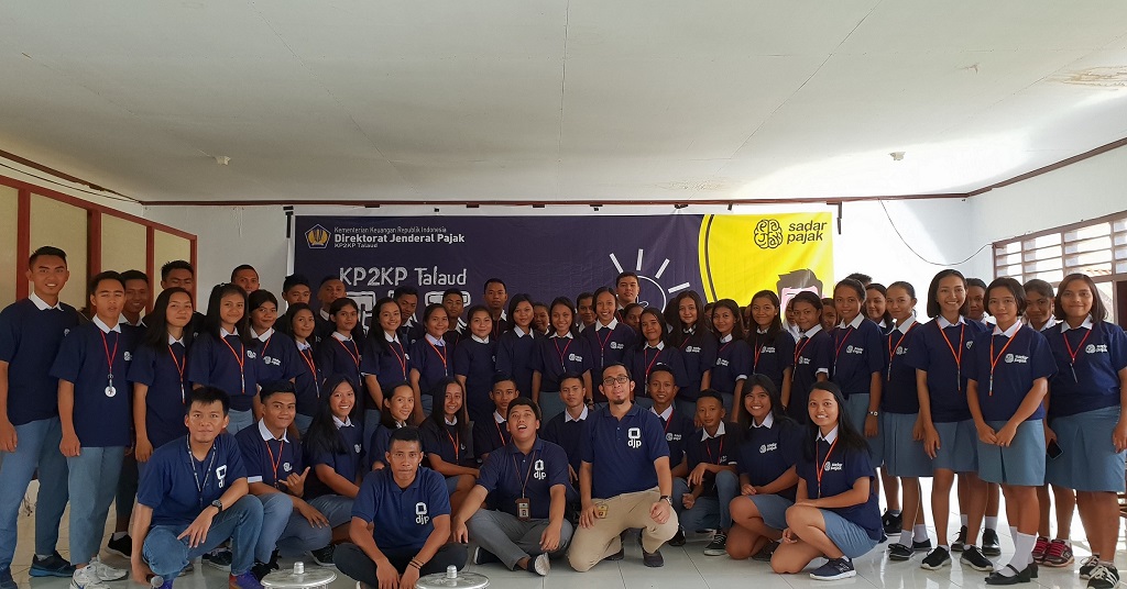 Foto bersama peserta Tax Goes To School.