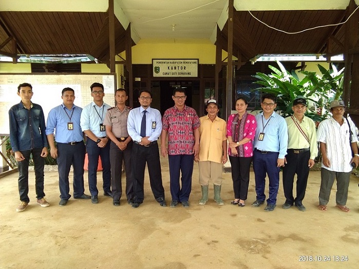 Foto bersama Tim Penyuluh, Camat, Kapolsek, dan beberapa peserta sosialisasi di depan Kantor Camat Suti Semarang