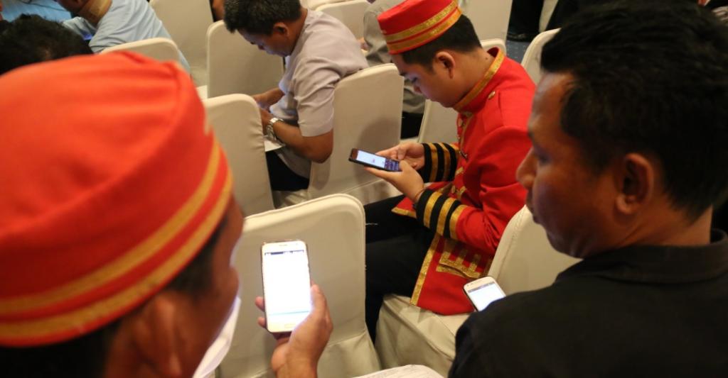 Pegawai Hotel Gran Senyiur sedang melakukan pengisian SPT