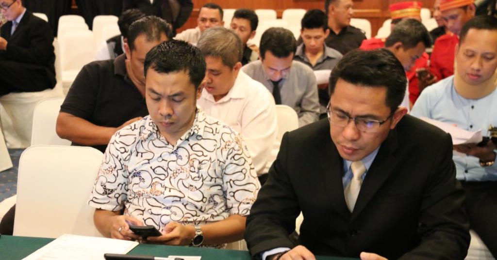 Pegawai Hotel Gran Senyiur sedang melakukan pengisian SPT