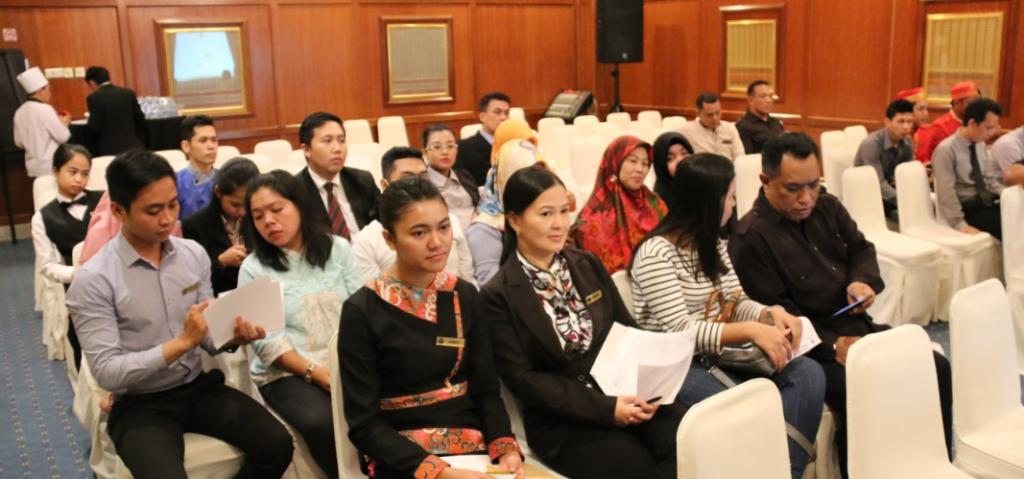 Pegawai Hotel Gran Senyiur sedang menyimak materi