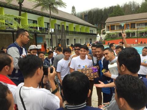 Berbagi hadiah antarpeserta.