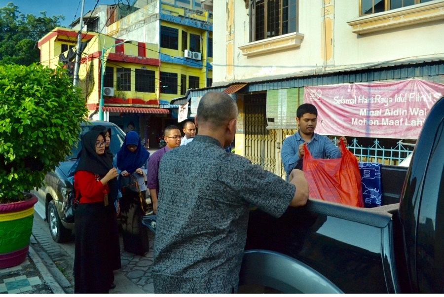 Pegawai KPP Pratama Tanjung Balai Karimun bersinergi ketika pembagian ta'jil di masjid Baitul Karim
