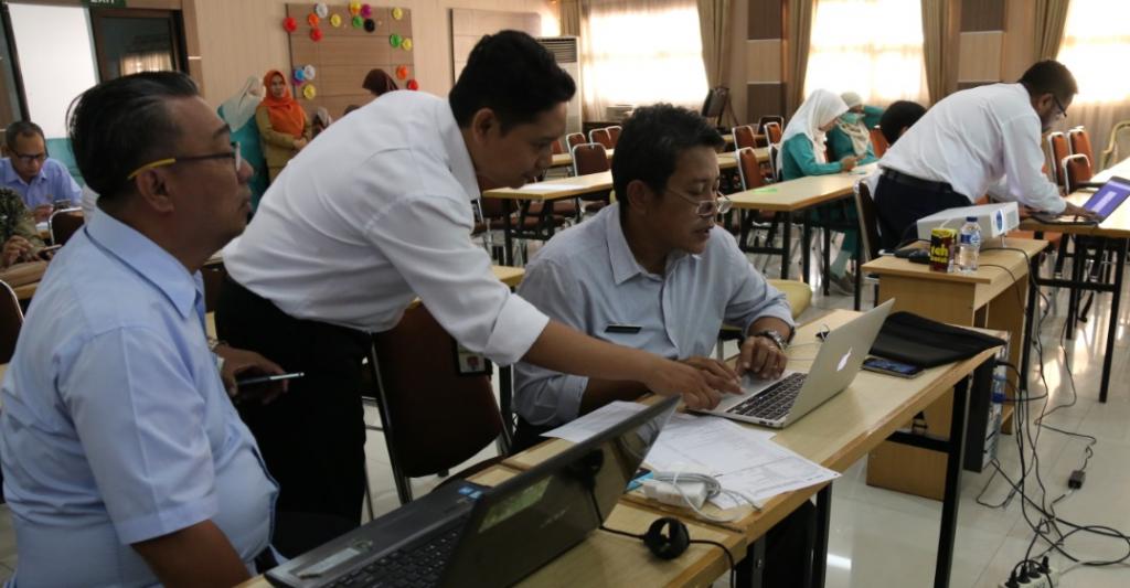 Tim Penyuluhan KPP Pratama Balikpapan memberikan penjelasan