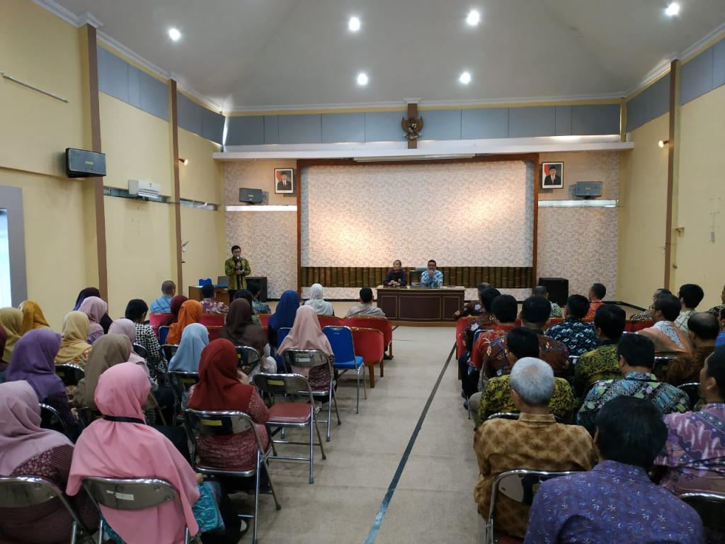 Seluruh pegawai antusias mendengarkan motivasi dari Direktur KITSDA.