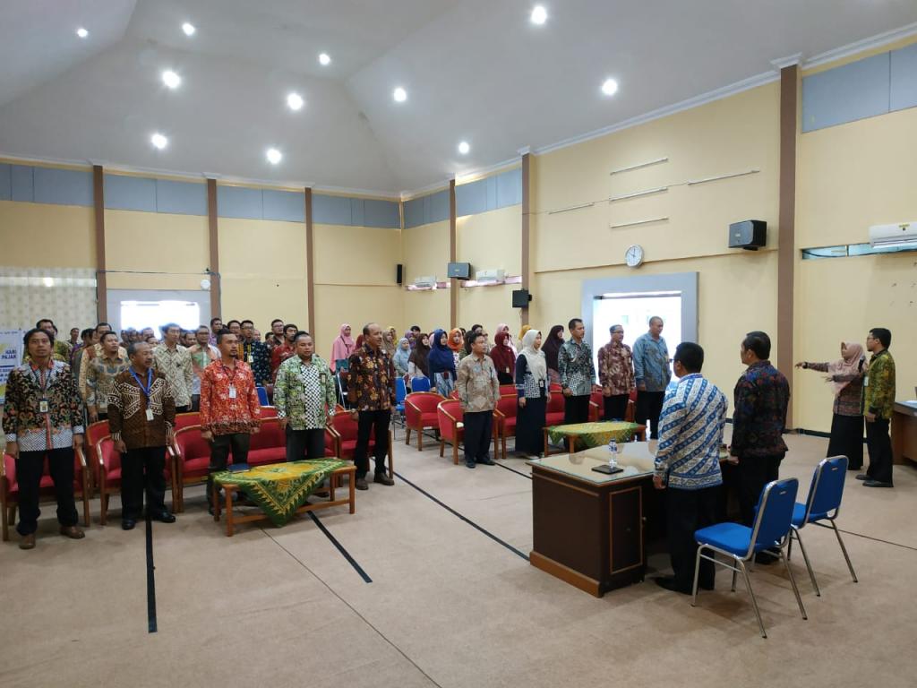 Menyanyikan Mars DJP agar lebih bersemangat.