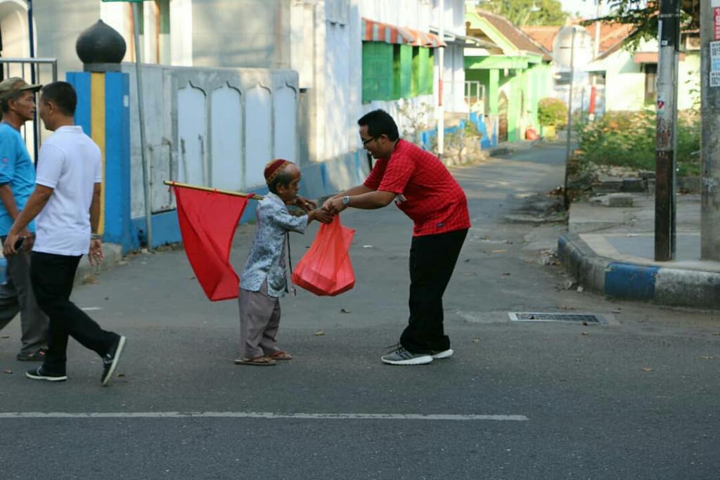 Berbagi Sekotak Nasi untuk Masyarakat Sekitar